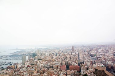 Alicante, Akdeniz kıyısında büyük bir liman kenti, yukarıdan manzara (İspanya).