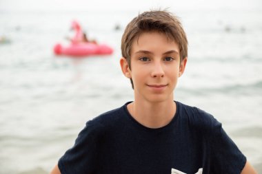 Alicante sahilindeki yakışıklı genç çocuk. İspanya 'nın Akdeniz kıyısında gülümseyen güzel bir genç çocuk. Seyahat, yaz tatili, turizm, gençlik yaşam tarzı.