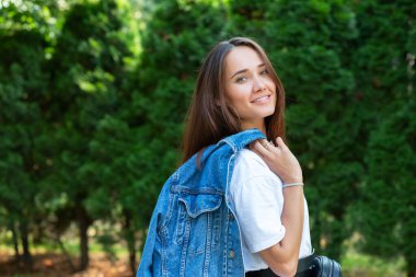 Yaz parkında poz veren güzel bir genç kızın portresi. Görkemli kadının güzelliği. Gençlik, mutluluk, yaşam tarzı.