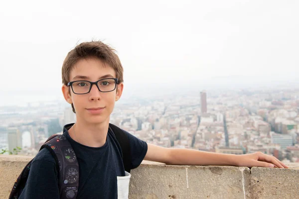 Hezký Mladý Chlapec Brýlemi Pózující Pozadí Panorama Alicante Španělsko Město — Stock fotografie