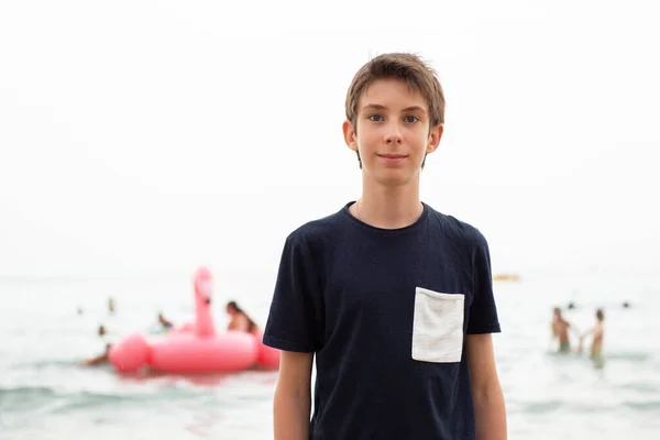 Knappe Jongen Het Strand Alicante Prachtige Kalme Lachende Tienerjongen Aan — Stockfoto