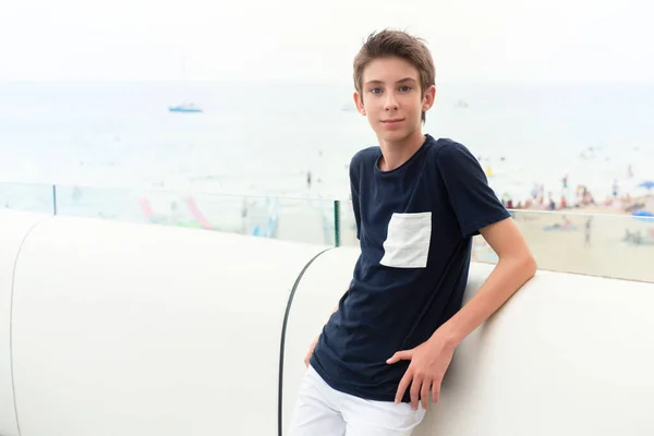 Нахабний Молодий Хлопчик Окулярах Дивиться Море Над Панорамою Аліканте Чудовий — стокове фото