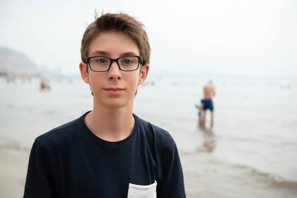Поганий Молодий Хлопчик Пляжі Аліканте Узбережжі Середземного Моря Іспанії Приємний — стокове фото