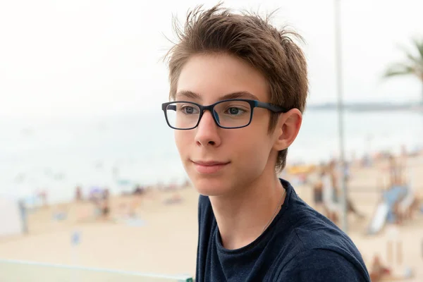 Niño Guapo Con Gafas Mirando Mar Sobre Panorama Alicante Hermoso — Foto de Stock