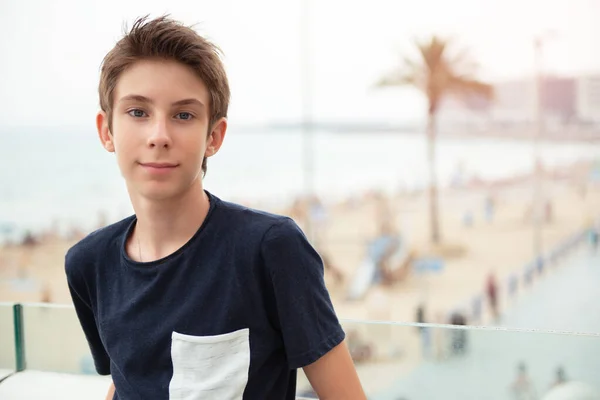 Jóképű Fiatal Fiú Alicante Panorámája Felé Néz Kamerába Gyönyörű Nyugodt — Stock Fotó