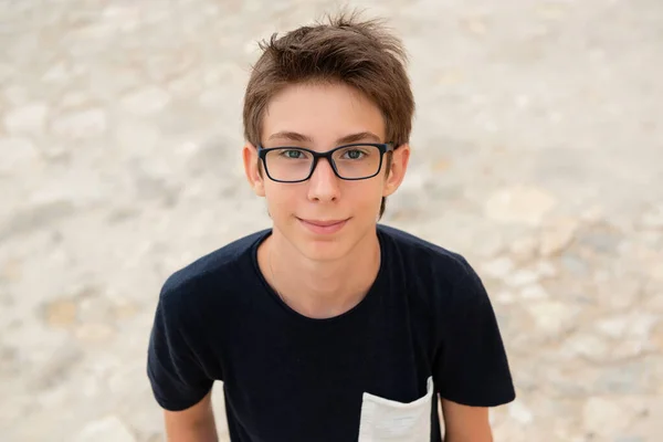 Schöner Kleiner Junge Mit Brille Der Draußen Die Kamera Schaut — Stockfoto