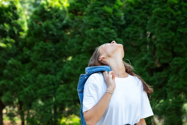 Retrato Una Hermosa Joven Posando Parque Verano Belleza Una Mujer —  Fotos de Stock