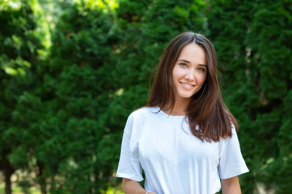 Retrato Una Hermosa Joven Posando Parque Verano Belleza Una Mujer — Foto de Stock