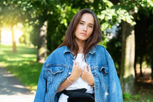 Retrato Una Hermosa Joven Posando Parque Verano Belleza Una Mujer — Foto de Stock