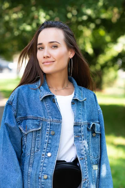 Retrato Una Hermosa Joven Posando Parque Verano Belleza Una Mujer — Foto de Stock