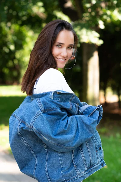 Retrato Bela Menina Posando Parque Verão Beleza Majestosa Juventude Felicidade — Fotografia de Stock