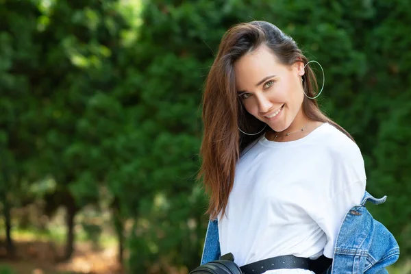 Retrato Una Hermosa Joven Posando Parque Verano Belleza Una Mujer —  Fotos de Stock