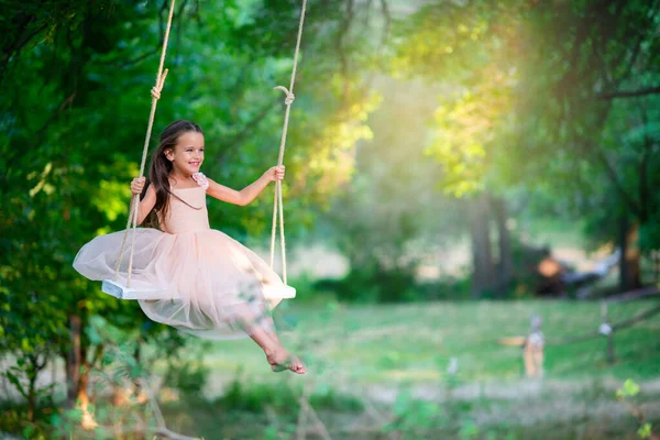 Chica Feliz Cabalga Columpio Parque Little Princess Tiene Diversión Aire —  Fotos de Stock
