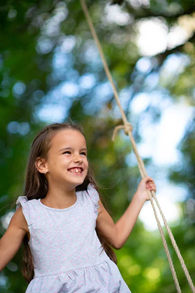 Joyeux Fille Monte Sur Une Balançoire Dans Parc Petite Princesse — Photo