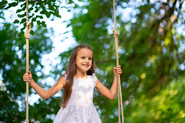 Χαρούμενο Κορίτσι Κάνει Κούνια Στο Πάρκο Μικρή Πριγκίπισσα Έχει Διασκέδαση — Φωτογραφία Αρχείου