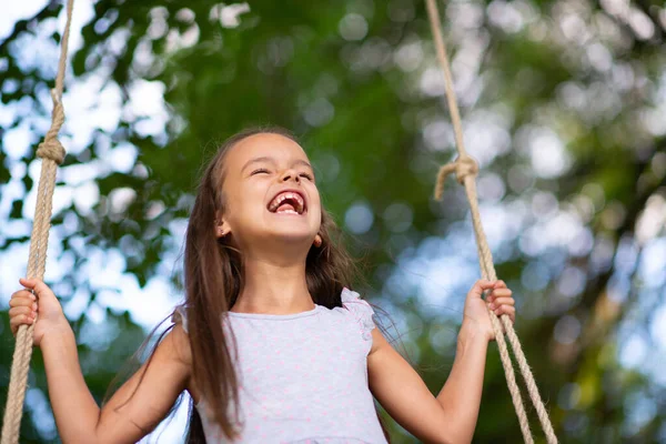 Joyeux Fille Monte Sur Une Balançoire Dans Parc Petite Princesse — Photo