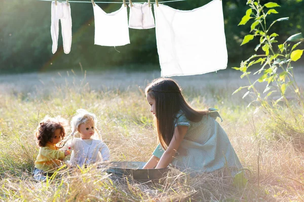 Kleines Mädchen Hängt Herum Retro Puppenkleidung Trocknen Sommer Natur Outdoor — Stockfoto
