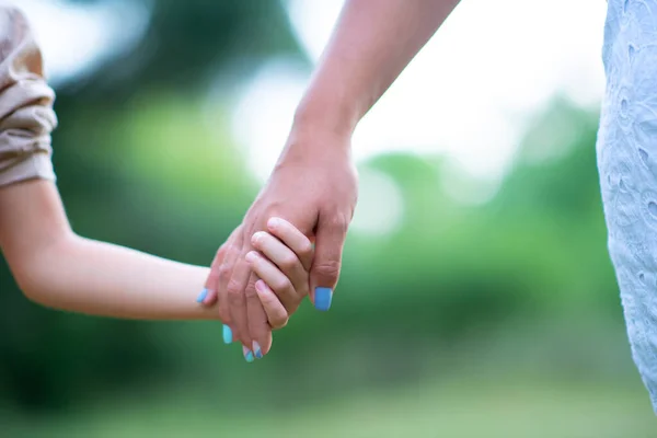 Vrouwen Kinderhanden Moeder Leidt Haar Kind Zomer Natuur Buiten Ouderschap — Stockfoto