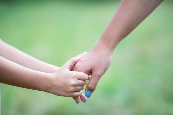 Kvinnors Och Barns Händer Mor Leder Sitt Barn Sommar Natur — Stockfoto