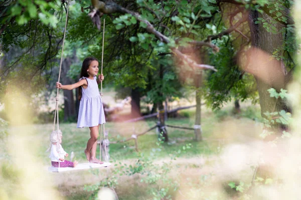 Chica Feliz Cabalga Columpio Cuerda Con Muñeca Retro Parque Little —  Fotos de Stock