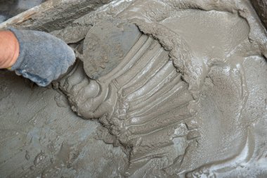 Alçı hazırlığı. Duvara sıva yapan bir adam. İşçi tadilat yapıyor. İnşaat işleri, tamirat.. 