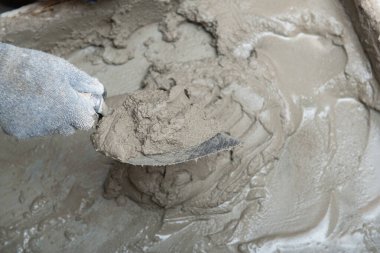Alçı hazırlığı. Duvara sıva yapan bir adam. İşçi tadilat yapıyor. İnşaat işleri, tamirat.. 