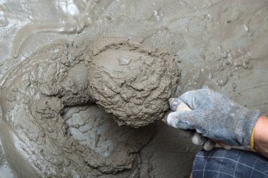 Alçı hazırlığı. Duvara sıva yapan bir adam. İşçi tadilat yapıyor. İnşaat işleri, tamirat.. 