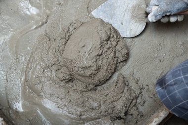 Alçı hazırlığı. Duvara sıva yapan bir adam. İşçi tadilat yapıyor. İnşaat işleri, tamirat.. 