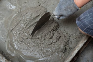 Alçı hazırlığı. Duvara sıva yapan bir adam. İşçi tadilat yapıyor. İnşaat işleri, tamirat.. 