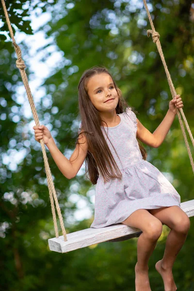 Menina Feliz Monta Balanço Parque Little Princess Tem Diversão Livre — Fotografia de Stock