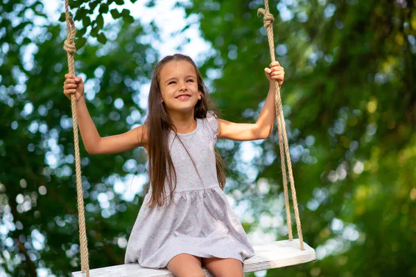 Joyeux Fille Monte Sur Une Balançoire Dans Parc Petite Princesse — Photo