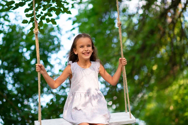 Щаслива Дівчина Катається Гойдалках Парку Маленька Принцеса Весело Проводить Час — стокове фото
