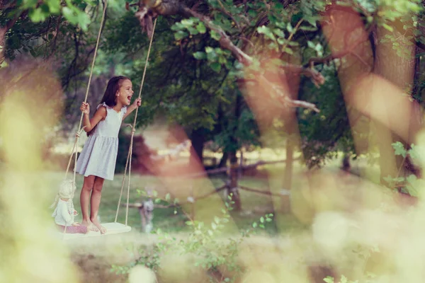 Счастливая Девушка Едет Веревке Качели Своей Ретро Куклой Парке Маленькая — стоковое фото