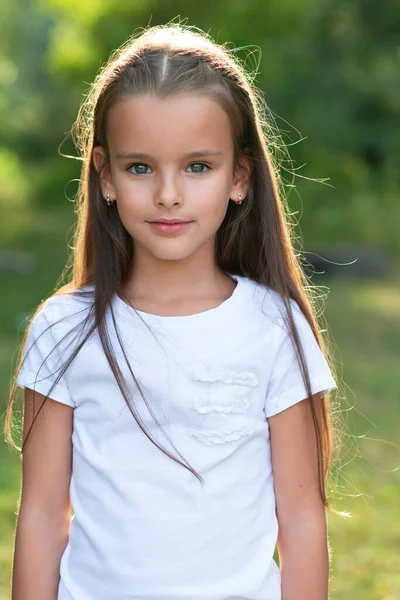 Mooi Klein Meisje Met Lang Bruin Haar Poseren Zomer Natuur — Stockfoto