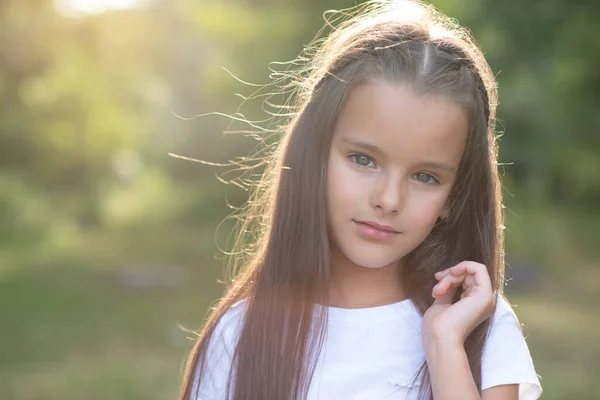 Mooi Klein Meisje Met Lang Bruin Haar Hand Buurt Van — Stockfoto