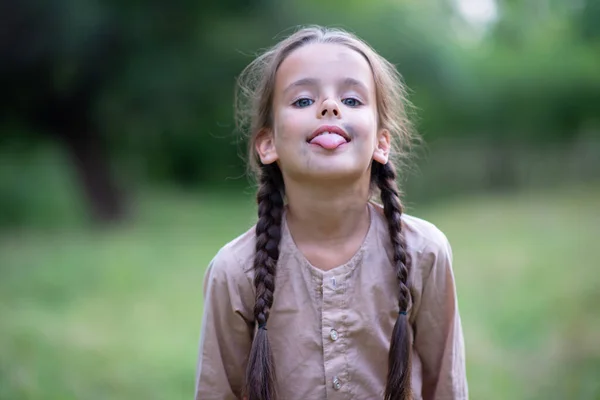 Красивая Маленькая Девочка Длинными Каштановыми Волосами Красивым Грязным Лицом Позирует — стоковое фото