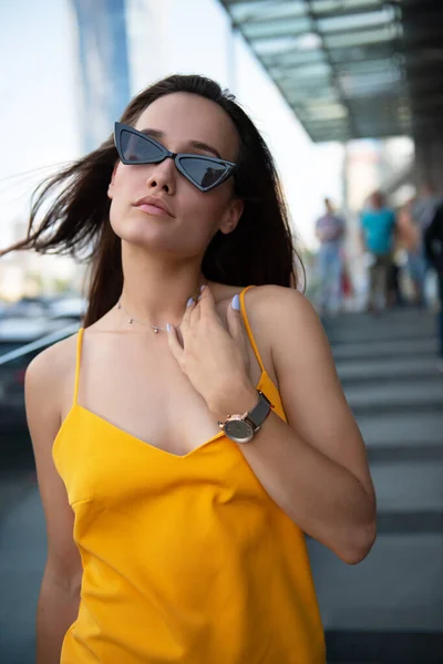 Модная Стильная Девушка Позирует Улице Уличная Мода Молодая Брюнетка Желтом — стоковое фото