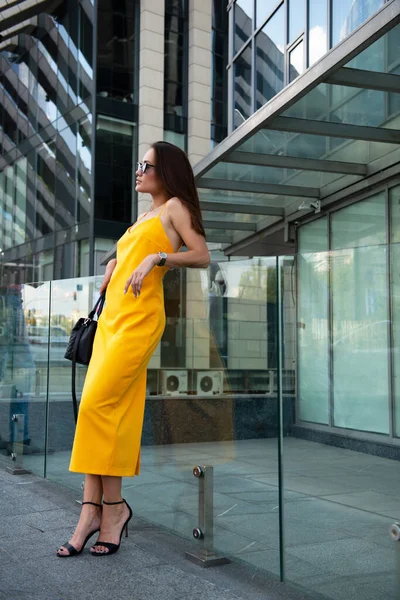 Modaya Uygun Şık Bir Kız Dışarıda Poz Veriyor Sokak Modası — Stok fotoğraf