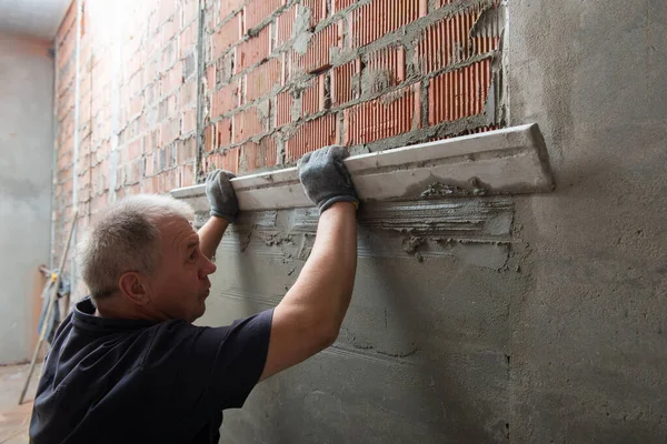 男人在墙壁上抹灰 工人进行翻新 建筑工程 — 图库照片