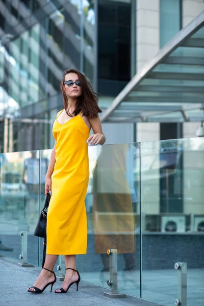 Chica Bastante Elegante Moda Posando Fuera Moda Callejera Hermosa Joven — Foto de Stock