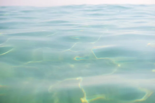 Mavi Sakin Deniz Yüzeyinde Suyun Altında Parlayan Güneş Işığı Dalgaları — Stok fotoğraf