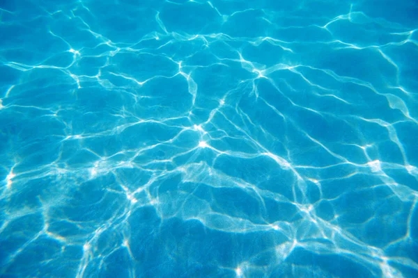 水中だ 座席の底に太陽がぎらぎらと輝いている 水中の波と太陽の光が輝いています 深いターコイズブルーの海 砂の透明水と光 — ストック写真