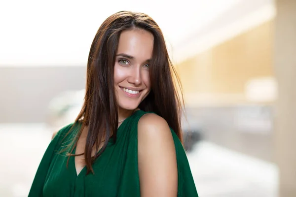 Joven Bastante Agradable Mujer Alegre Posando Ciudad Verano Aire Libre —  Fotos de Stock