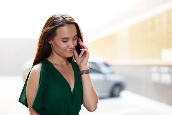 Junge Hübsche Frau Telefoniert Sommer Stadt Draußen Schöne Mädchen Smaragdfarbenem — Stockfoto