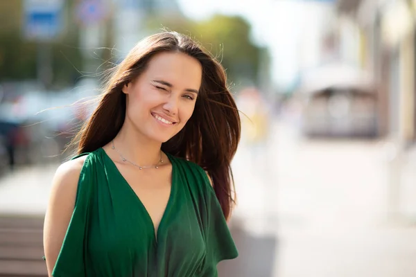 Joven Bastante Agradable Mujer Alegre Posando Ciudad Verano Aire Libre — Foto de Stock