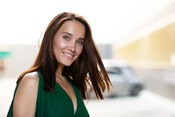 Jeune Femme Gaie Assez Sympathique Posant Ville Été Plein Air — Photo