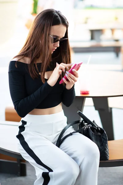 Chica Bastante Elegante Moda Comunica Través Teléfono Inteligente Cafetería Aire — Foto de Stock
