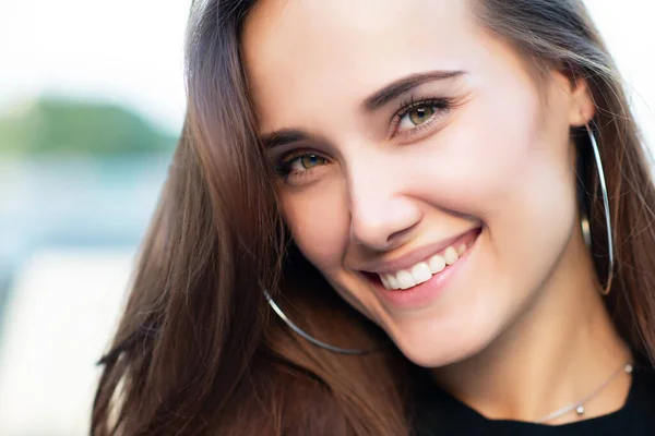 Νεαρή Ελκυστική Γυναίκα Τέλειο Χαμόγελο Καλοκαιρινό Υπαίθριο Πορτρέτο Γοητευτικό Χαρούμενο — Φωτογραφία Αρχείου