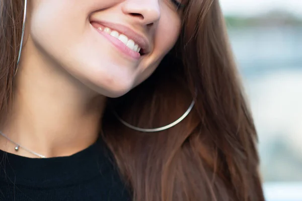 Mujer Atractiva Joven Con Una Sonrisa Perfecta Guiña Cámara Retrato —  Fotos de Stock