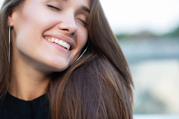 Young Attractive Woman Perfect Smile Winks Camera Summer Outdoor Portrait — Stock Photo, Image